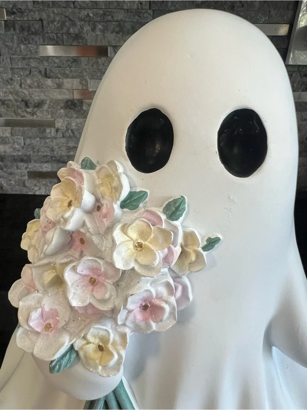 BEAUTIFUL!! Large BRIDAL Ghost Holding Glittery Flower Bouquet… 11 inches tall!!